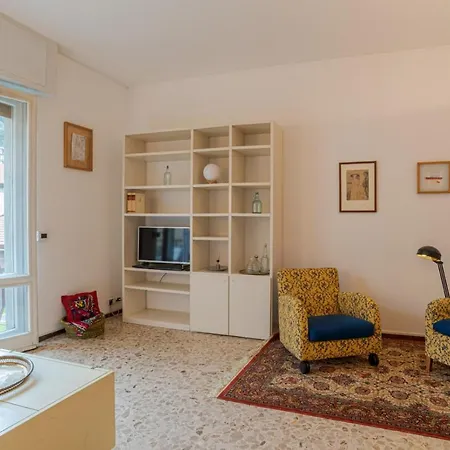 Lovely & Quiet - With Balcony & Parking * كومو