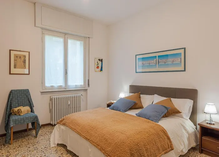 Lovely & Quiet - With Balcony & Parking