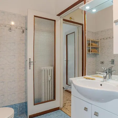 Lovely & Quiet - With Balcony & Parking