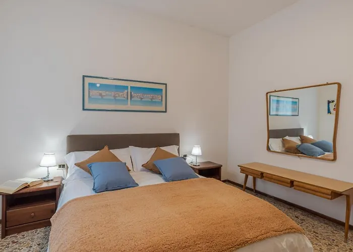 Lovely & Quiet - With Balcony & Parking *