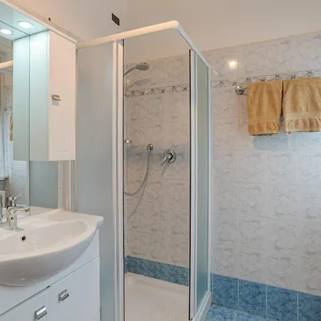 דירה Lovely & Quiet - With Balcony & Parking